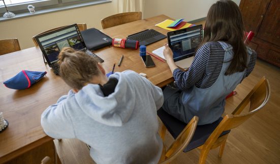 L’école à la maison devient plus stricte