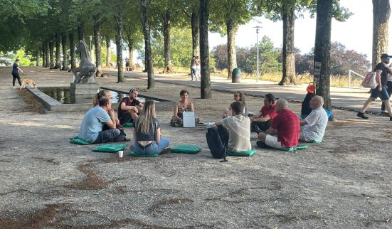 Philosopher ensemble au vert