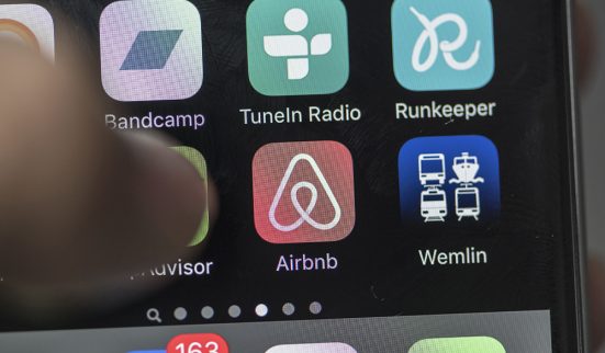 «Il faut davantage surveiller Airbnb»