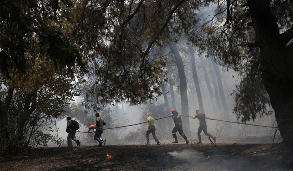 Incendies en Grèce: 16 personnes hospitalisées
