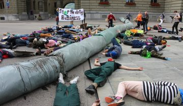 Les militant·es du climat tancent la BNS à Berne 