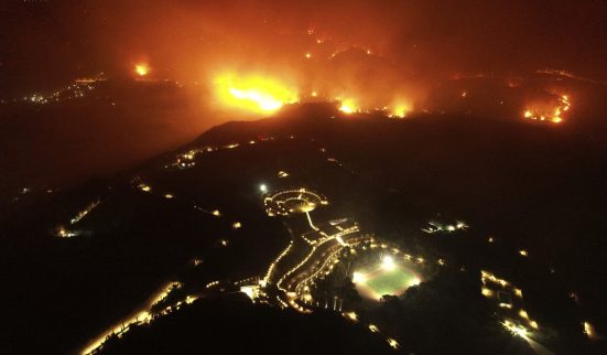 les pompiers grecs bataillent contre le feu