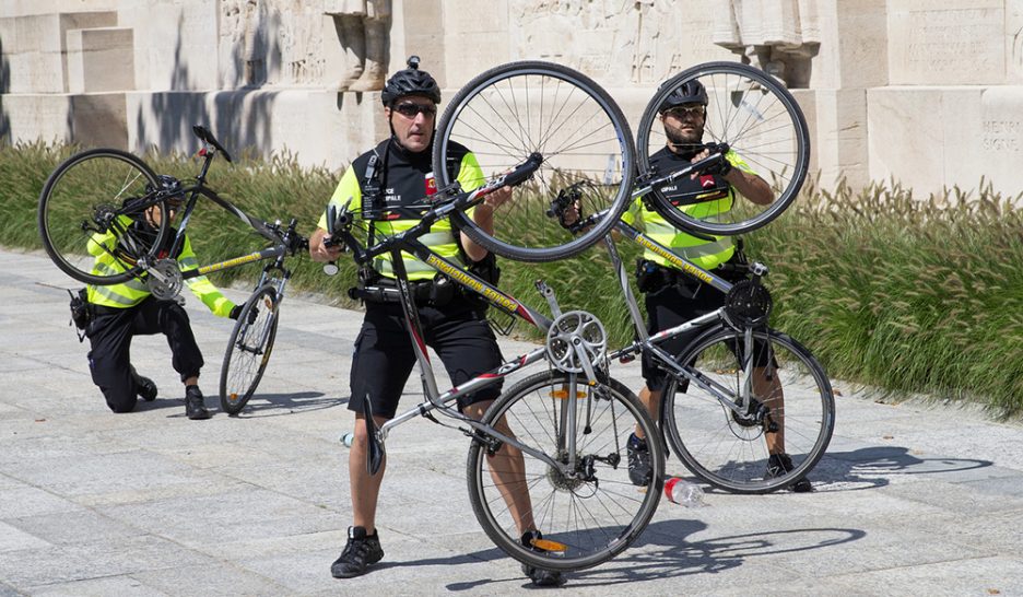 Quand la police dégaine des vélos