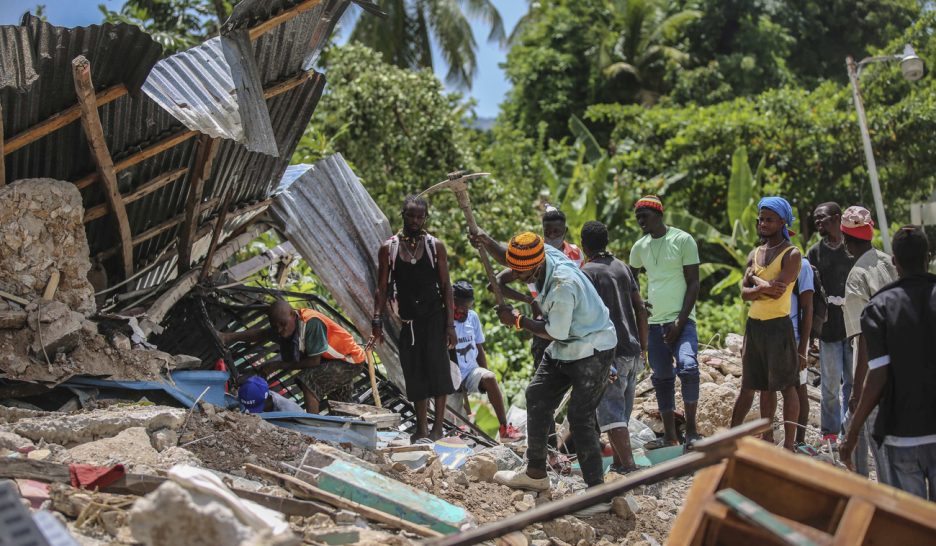 Recherches frénétiques dans les décombres