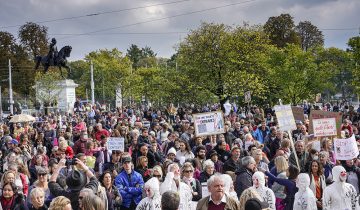 Près de 3000 personnes manifestent contre le pass