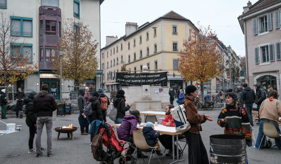 La place des Grottes occupée contre le pass