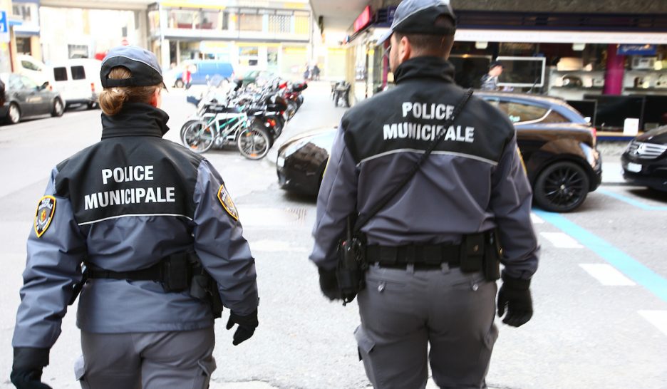 Covid-19: contrôles de police à domicile