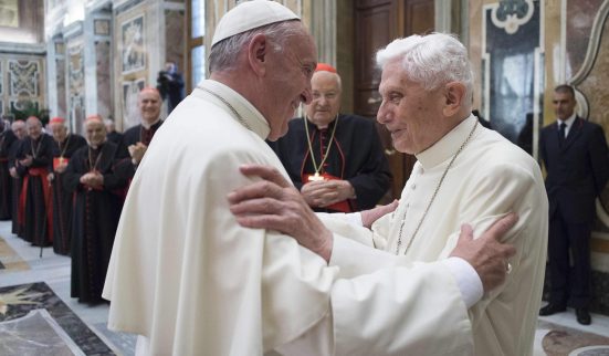 Benoît XVI accusé d'inaction face à des prêtres pédophiles