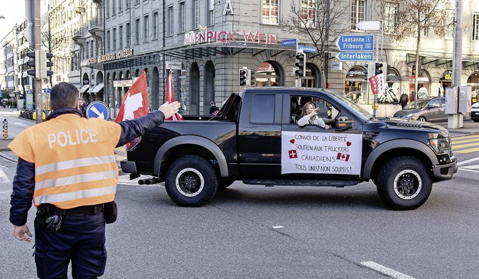 Les antivax montent les tours