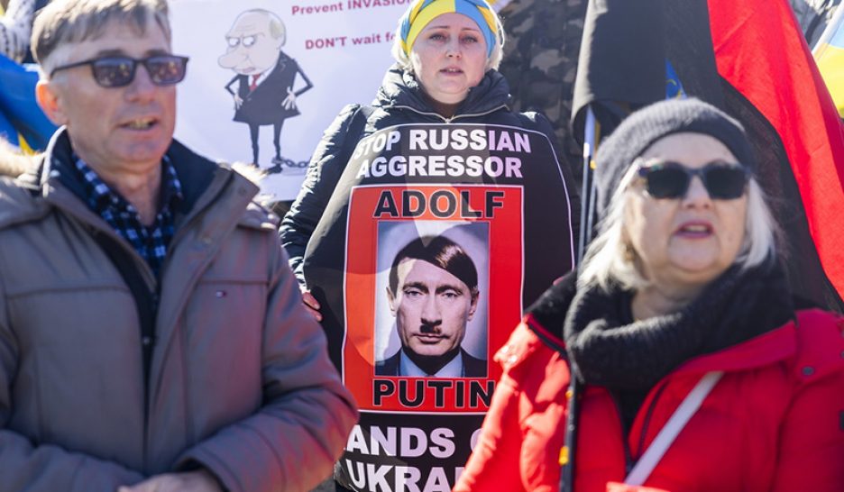 "Pas touche à l'Ukraine": manifestations à Varsovie et Madrid