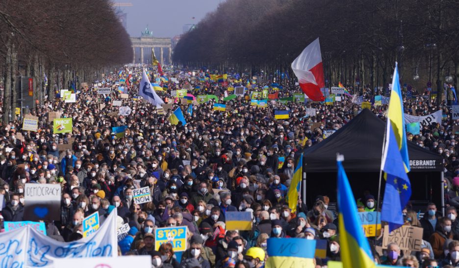Une marée aux couleurs jaune et bleu en Europe