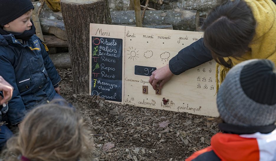 Des arbres pour seuls murs de classe