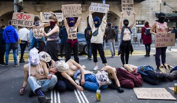 En procès pour une marche torse nu