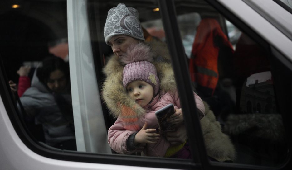 Les civils fuient les villes bombardées
