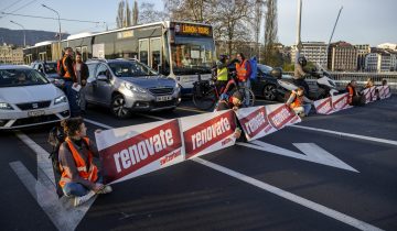 Des militant·es pro-climat bloquent le pont du Mont-Blanc