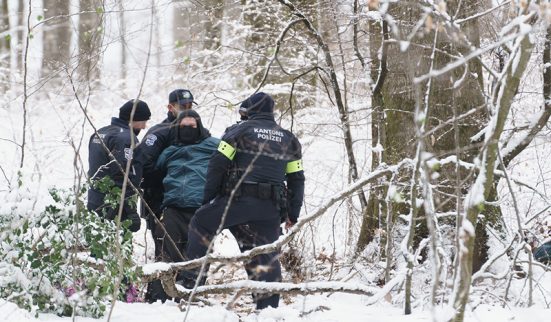 Manif de zadistes contre une cimenterie d'Holcim dispersée