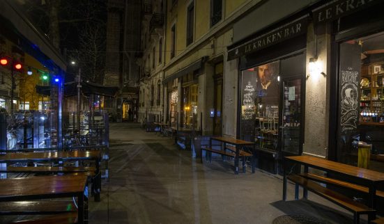 En semaine, les terrasses fermeront dès minuit