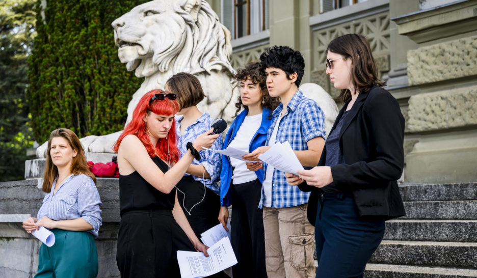 Six personnes jugées pour une manifestation torse nu