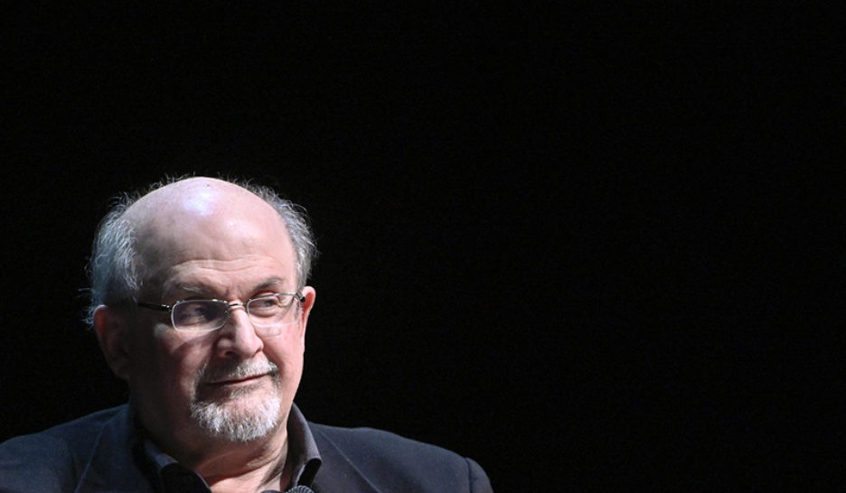 Salman Rushdie «sur la voie du rétablissement», selon son agent