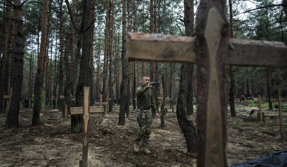 Des centaines de tombes dans une forêt