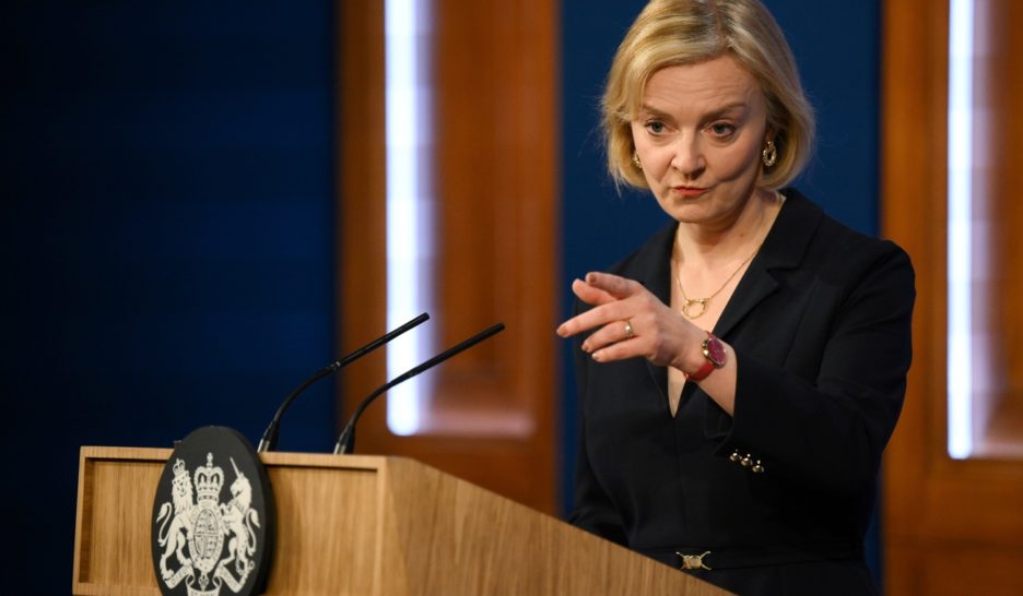 Acculée, Liz Truss fait le ménage