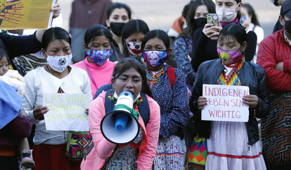 Heurts entre policiers et autochtones à Bogota