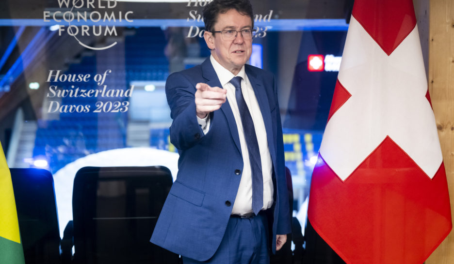 Albert Rösti montre son jeu