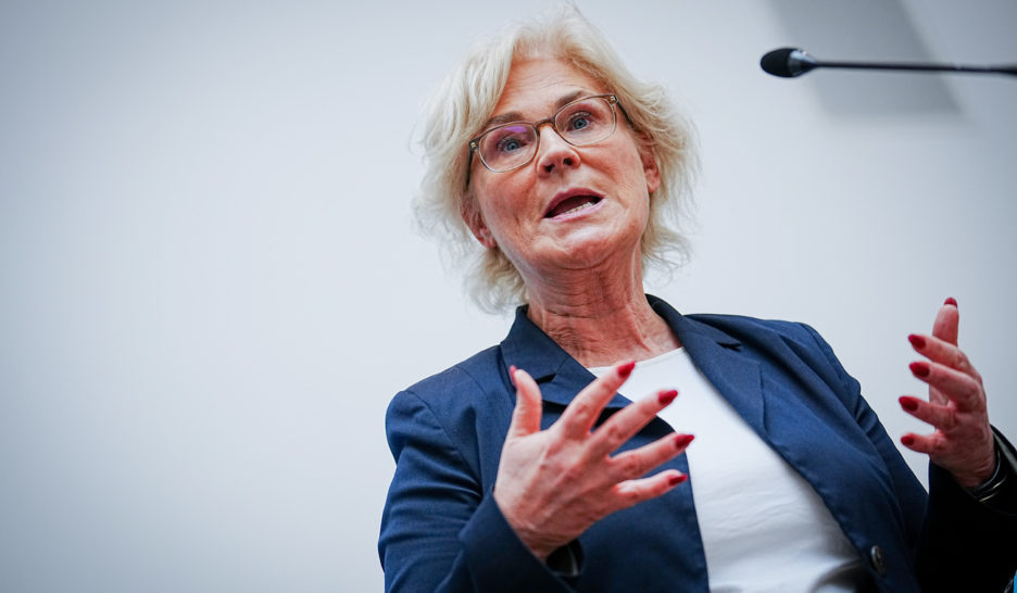 Trop de gaffes pour la ministre de la Défense