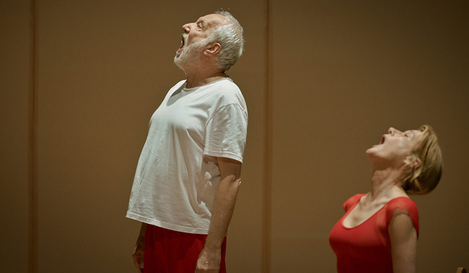 Deuil dansé et humour tendre