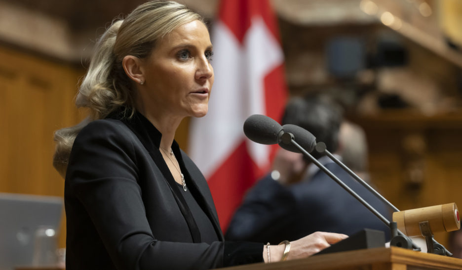 Tentative d’entartage: des féministes vs Amaudruz