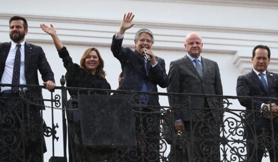 Menacé de destitution, le président dissout le Parlement