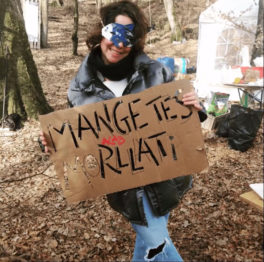 Un slogan accable une députée