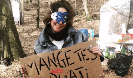 Un slogan accable une députée