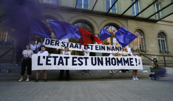 Fumigènes violets contre le Département fédéral des finances