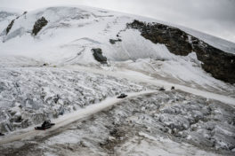 Le ski sur une pente glissante