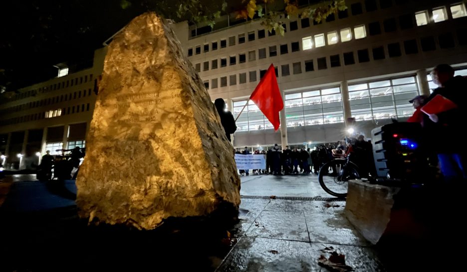 Commémoration devant la pierre