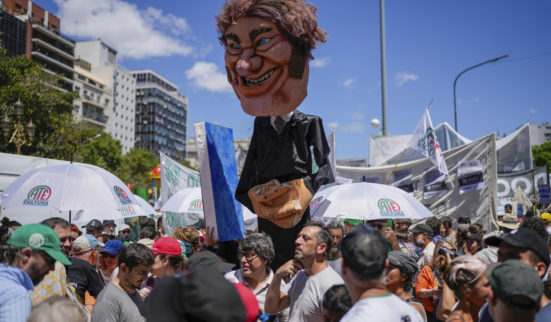 Javier Milei face à la rue