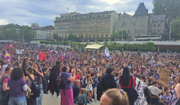 Des milliers de personnes dans les rues de Suisse 1