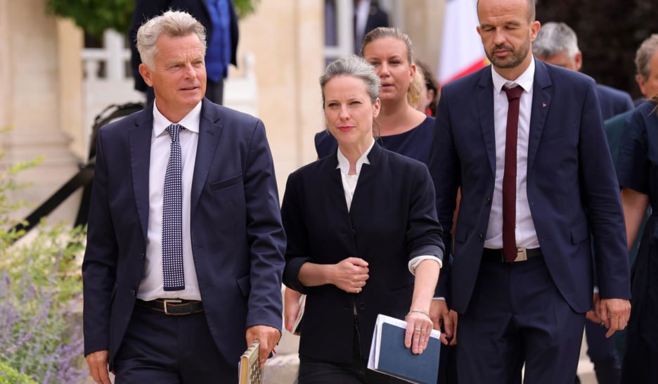 Macron écarte un gouvernement de gauche, nouvelles consultations