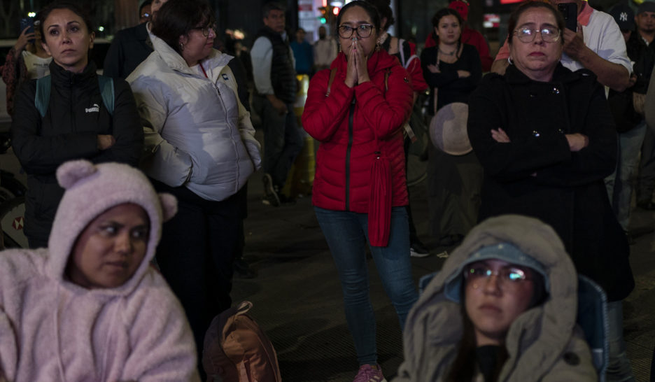 Mexique: le Sénat interrompu par des  manifestants