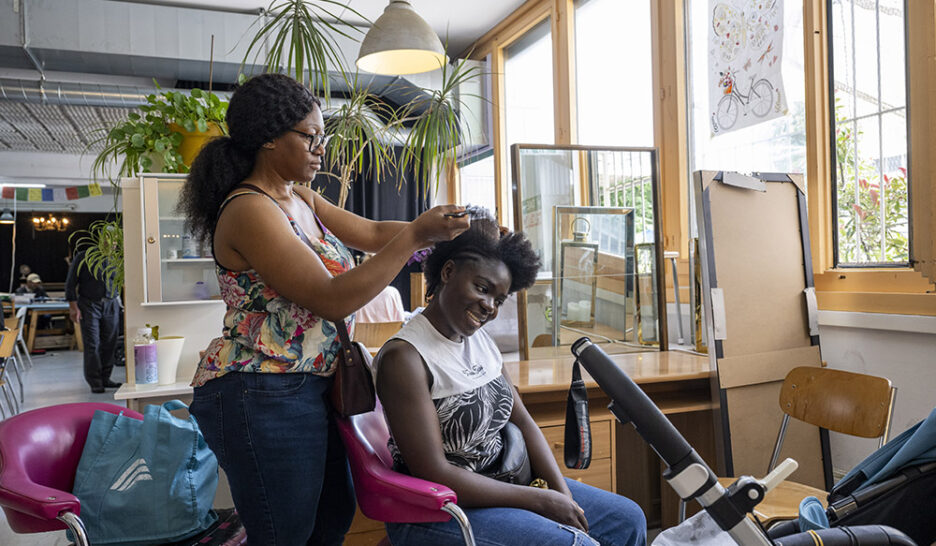 L’atelier lausannois accueille une centaine de personnes par jour, qui s’affairent en cuisine, à la mosaïque, à la couture ou encore à la coiffure. THIERRY PORCHET