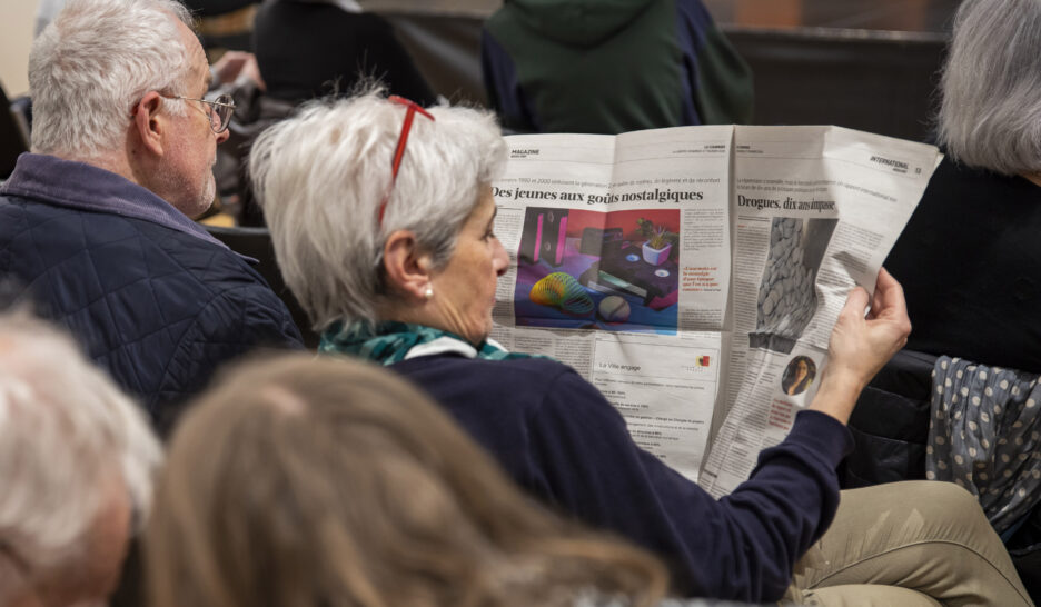 Le public a rassemblé visages familiers du militantisme genevois, têtes grisonnantes du lectorat et jeunes militant·es sorti·es des auditoires. J-M ETCHEMAÏTE