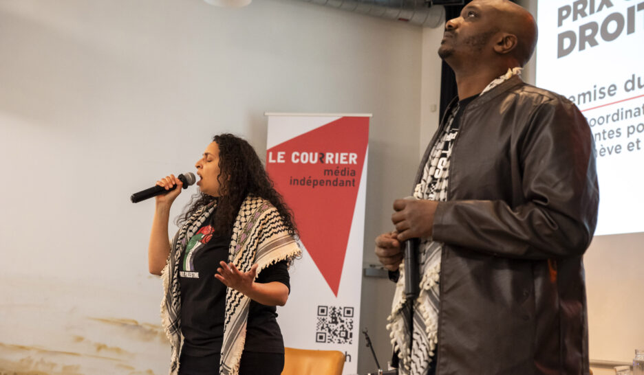 Le duo musical d’origine palestinienne Sami et Manal entraîne avec lui le public à l’unisson. J-M. ETCHEMAÏTE